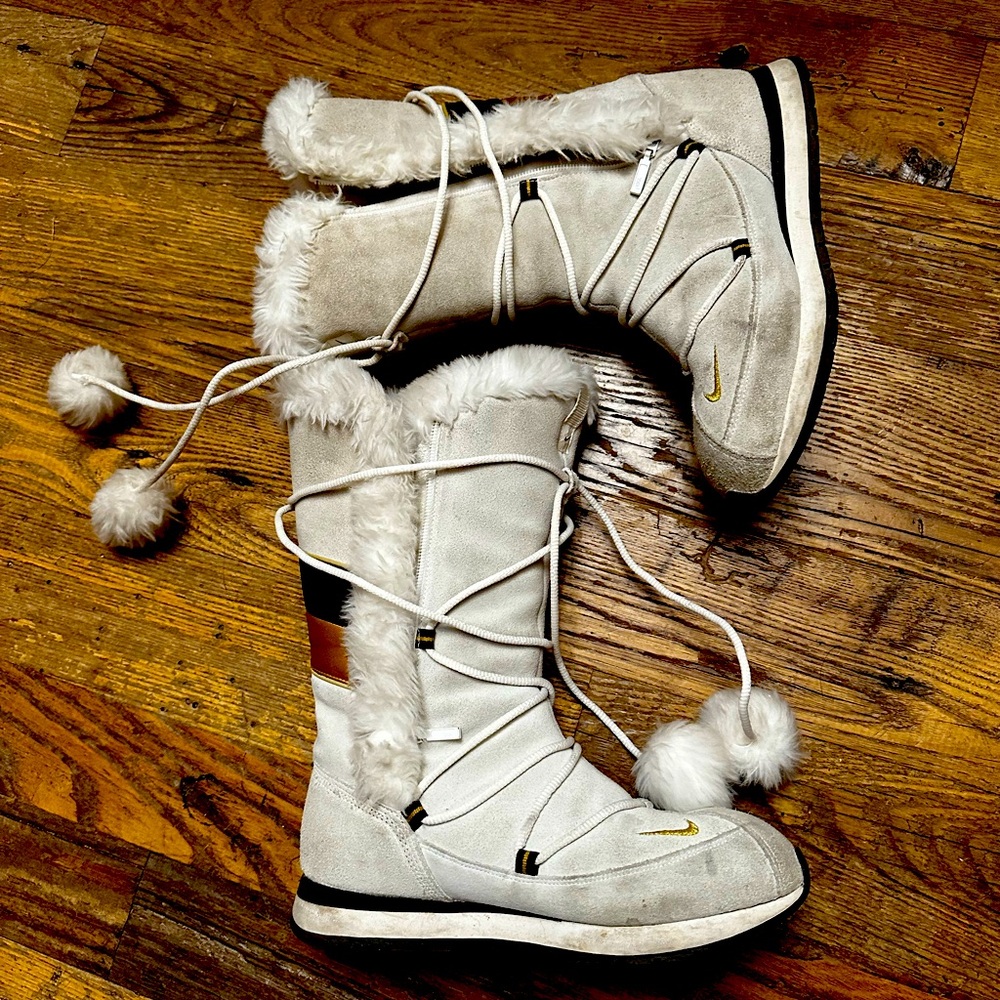 Y2K Vintage Nike Faux Fur Pom Pom Boots
